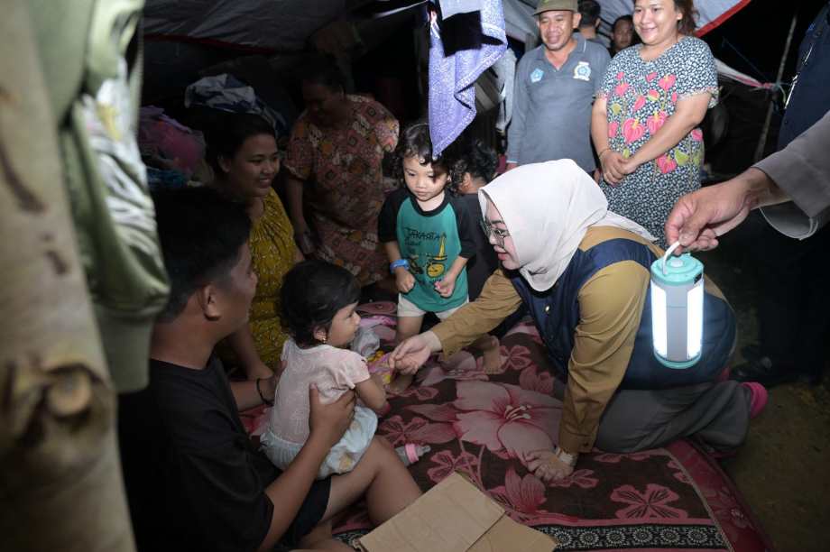 Tinjau Banjir Kendari hingga Larut Malam, Siska Pastikan Warga Terdampak Terus Terlayani