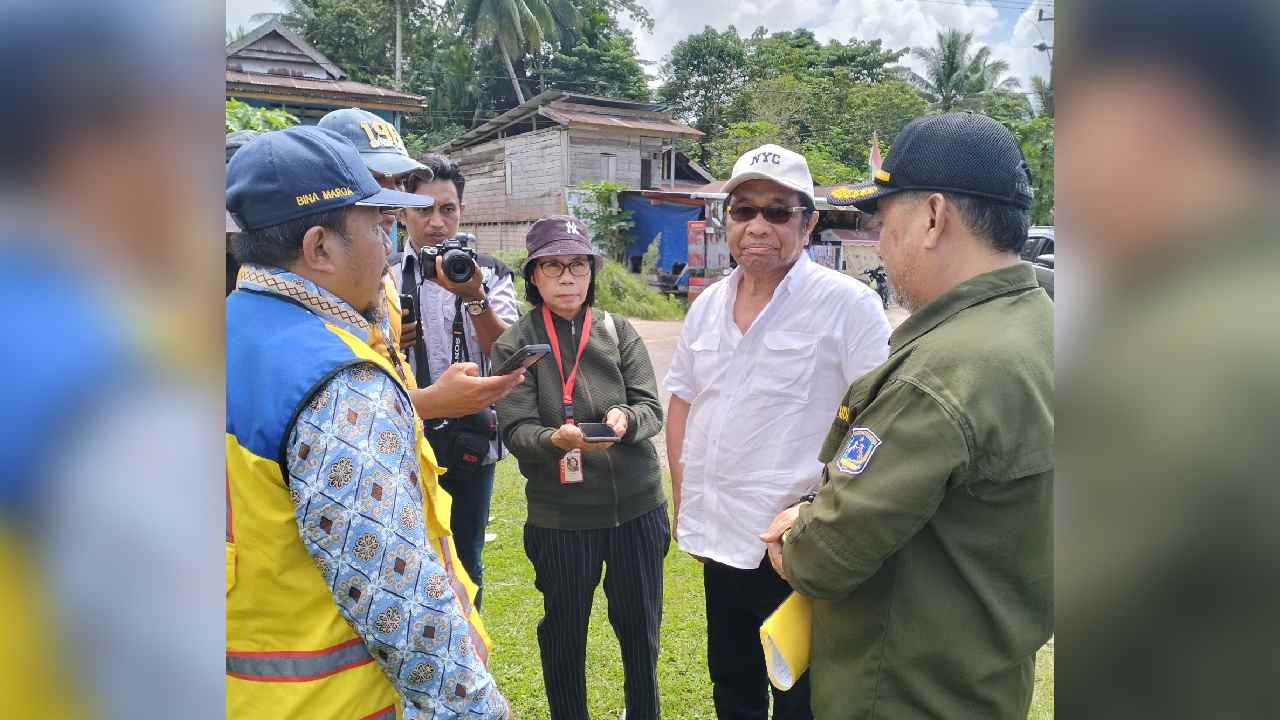 Tinjau Jalan Rusak di Muna, Ridwan Bae: Tunggu Action Baru Kita Resmikan