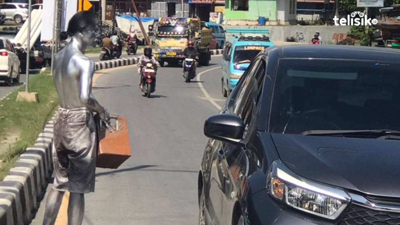 Perjuangan Manusia Silver Lampu Merah yang Jadi Sasaran Satpol PP