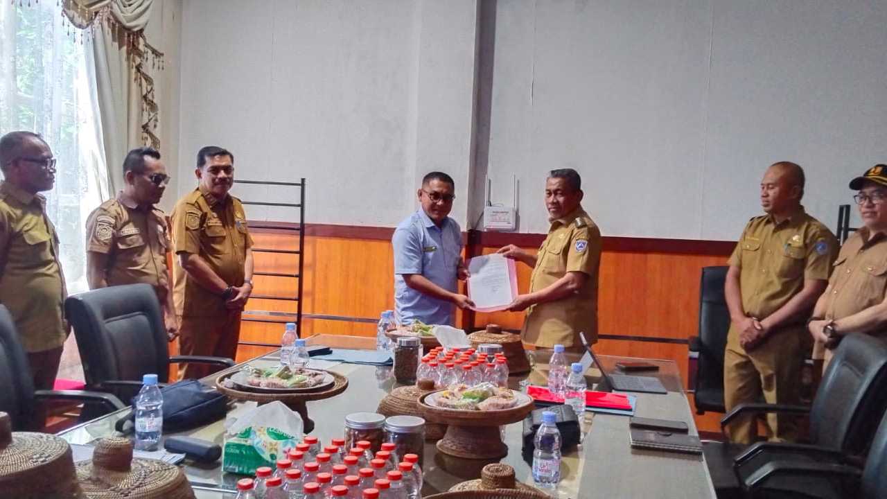Bupati Muna Kembali Kukuhkan Nurhayat Fariki Sebagai Direktur Perumda Air Minum Tirta Sugi Laende