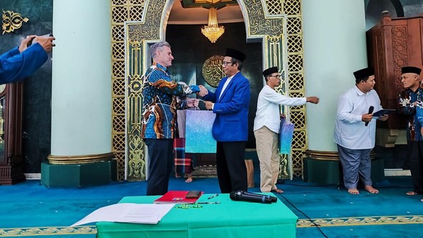 Dosen Asing FH UII Yogyakarta Christopher Memeluk Islam Dibimbing Mahfud MD