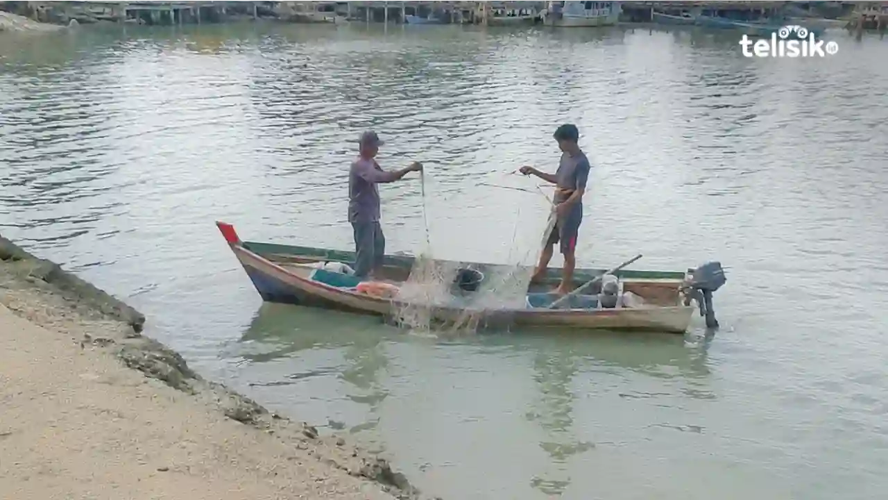 Kisah Pria di Kendari yang Masih Menjala Ikan di Usia Senja