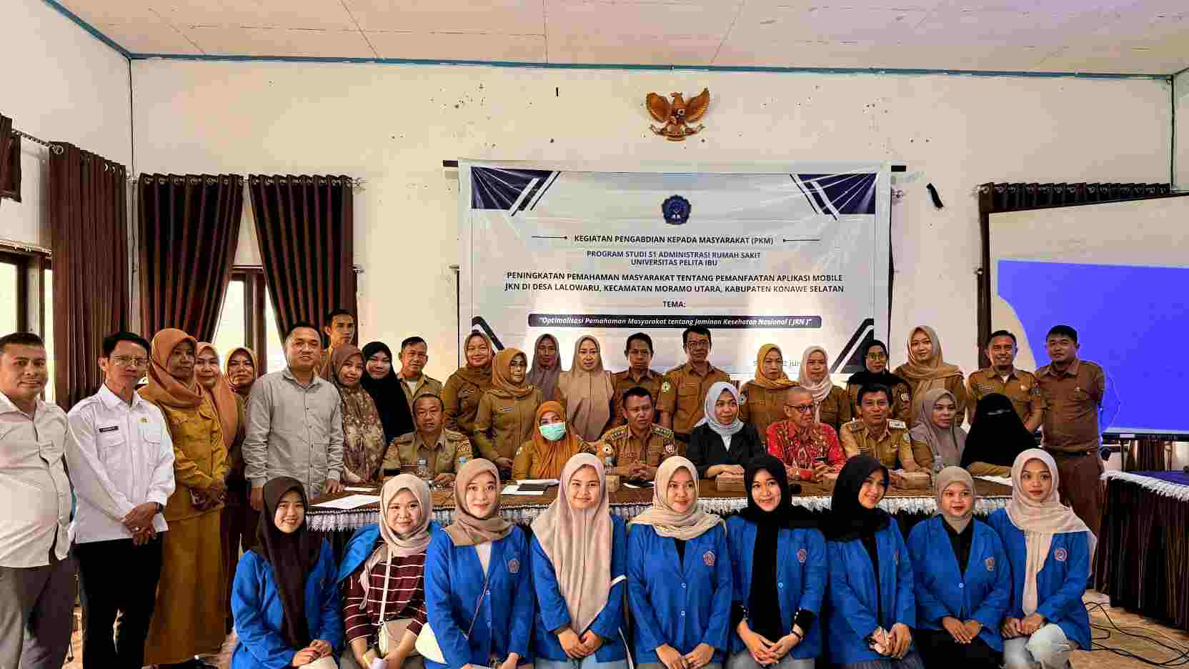 Mahasiswa dan Dosen Universitas Pelita Ibu Dampingi Warga Moramo Utara Manfaatkan Mobile JKN