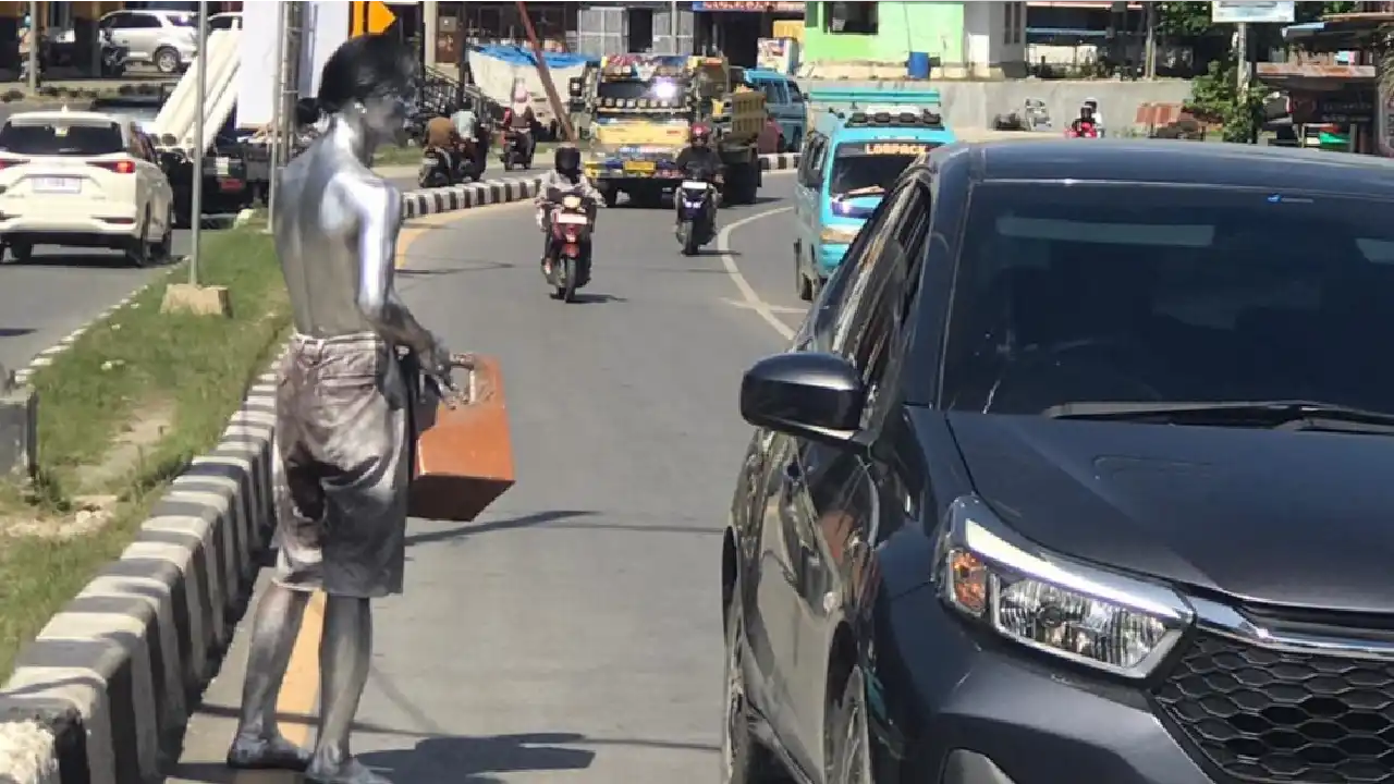 Perjuangan Manusia Silver Lampu Merah yang Jadi Sasaran Satpol PP