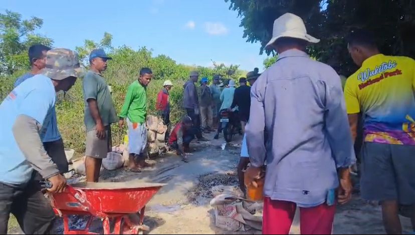 Peternak Desa Kulati Wakatobi Swadaya Perbaiki Jalan Menuju Pantai Huntete