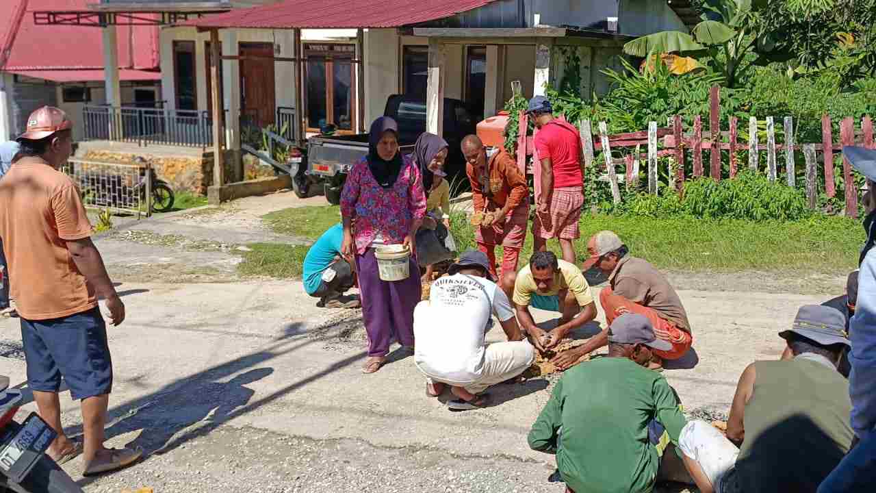 Warga Desa Lasunapa Swadaya Perbaiki Jalan, Kadis PMD Muna: Bukti Kemandirian Desa