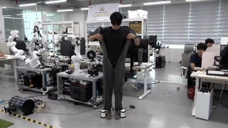 Bukan Cuma di Film Marvel, Pakaian Robotik Ini Bisa Terpasang Otomatis ala Iron Man