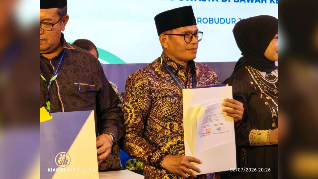 Disaksikan Menteri Agama, Rektor IAIN Kendari Teken MoU dengan Peradi Profesional