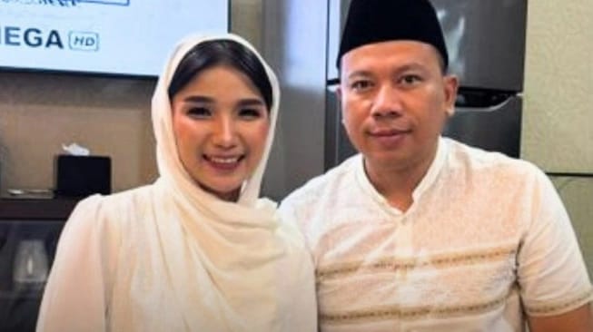 Fangfang, Sosok Istri Siri Vicky Prasetyo yang Menghebohkan Publik