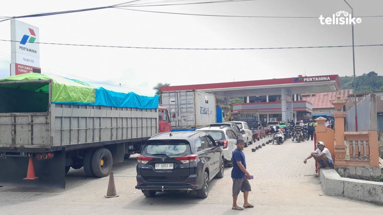 Pengantre Solar di SPBU Teratai Dikenakan Retribusi Parkir, Kebijakan Dishub Kendari Dipertanyakan