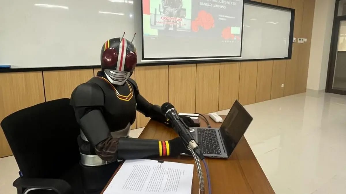 Unik: Mahasiswa S2 di Jogja Sidang Proposal Tesis Pakai Kostum Kamen Rider Black