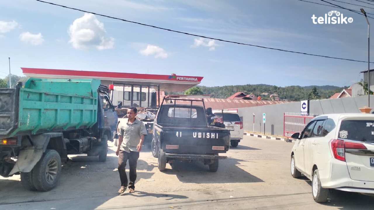 BBM Subsidi Paksa Warga Kendari Rela Antre 4 Jam di SPBU