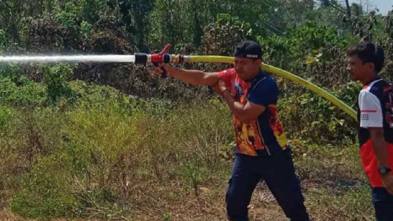 Damkar Muna Padamkan Karhutla di Kontukowuna
