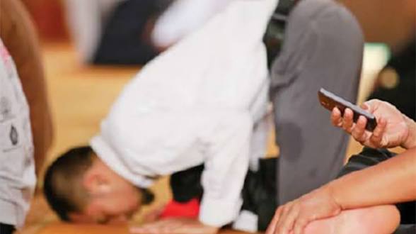 Hukum Bermain HP Saat Khotib Naik Mimbar Salat Jumat, Begini Penjelasannya