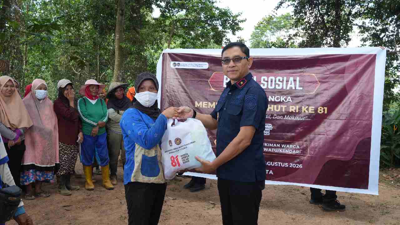 Imigrasi Sultra Salurkan Bantuan untuk Warga TPA Puuwatu Lewat Program Ikeni Berkah