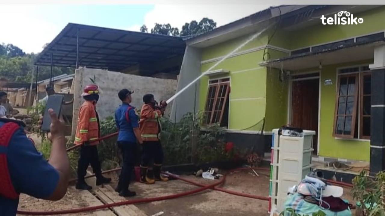Kobaran Api Bikin Panik Warga Residen Pradana Kendari, Pemilik Rumah Sampai Pingsan