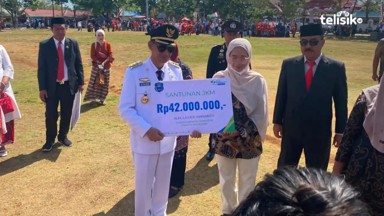 Lindungi Pekerja, Bupati Wakatobi Serahkan Santunan JKM di HUT ke-81 RI
