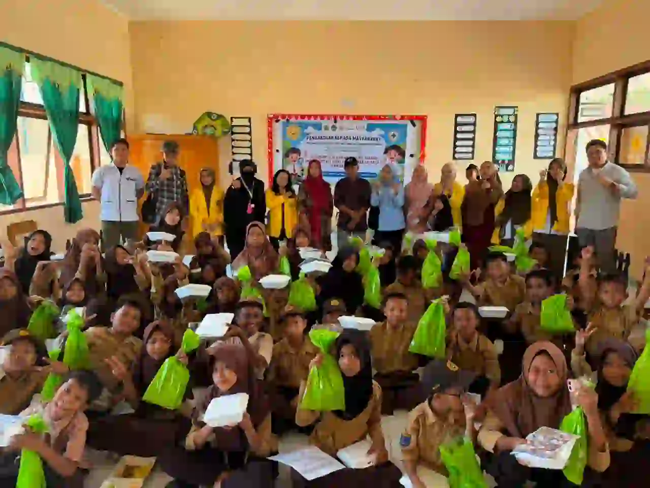 Wujudkan Tri Dharma Perguruan Tinggi, Dosen TLM UMW Gelar Pengabdian Gerakan Lawan Cacing di SDN 1 Muara Sampara