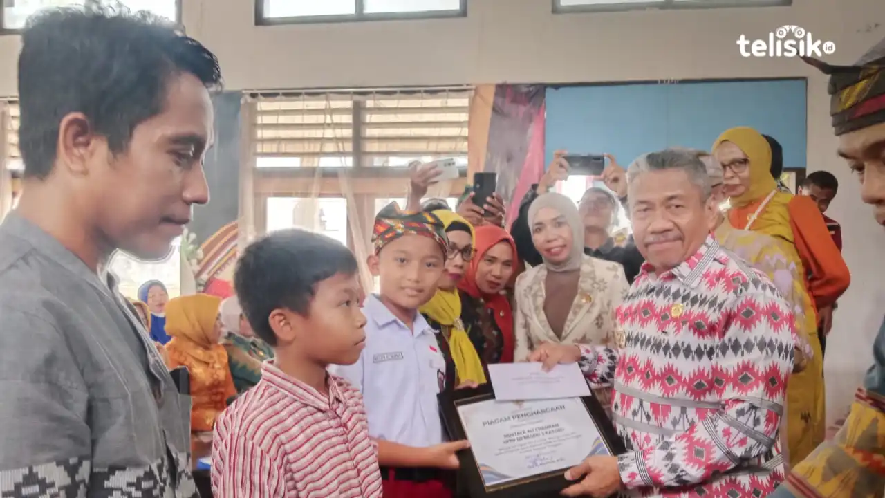 Beri Hadiah Dua Pelajar SD Berprestasi, Bupati Muna Ingatkan Kasek jangan Rugikan Guru PPPK