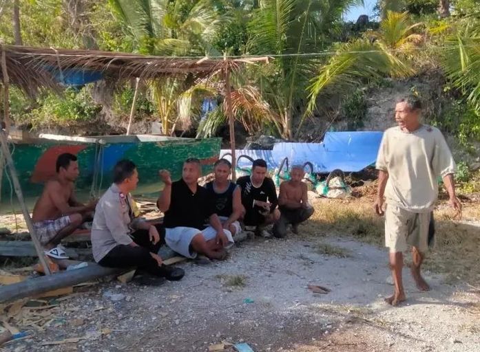 Bhabinkamtibmas Ingatkan Nelayan Longa Wakatobi Bahaya Cuaca Ekstrem