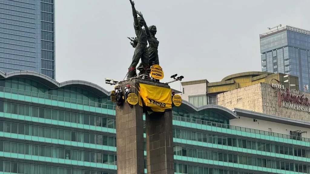 Demo 2 Tahun Prabowo-Gibran: Greenpeace Panjat Bundaran HI