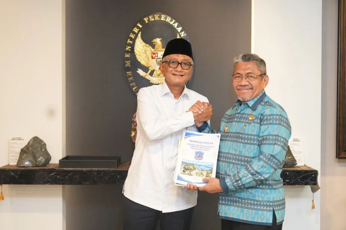 Bertemu Menteri PU, Bupati Muna Serahkan Proposal Usulan Pembangunan Senilai Rp 226 Miliar