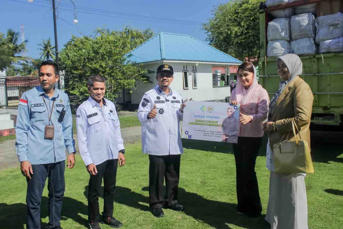 Kolaborasi Senator Wa Ode Rabia dan Bupati Buton Tengah Salurkan Bantuan Kesehatan