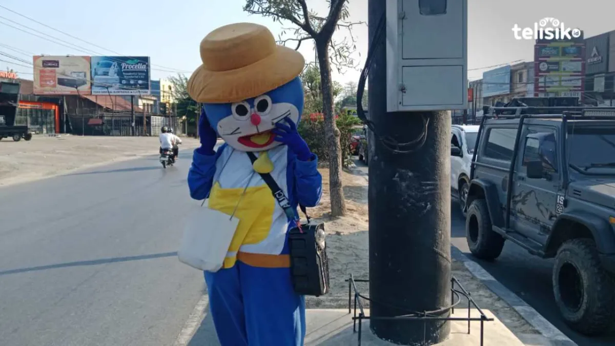 Kerap Terjaring Razia, Ibu Ini Bertahan jadi Badut di Lampu Merah Kendari Usai Ditinggal Mati Suami