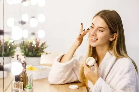 Ingin Wajah Cerah di Usia 40 Tahun, Simak Urutan Skincare Pagi